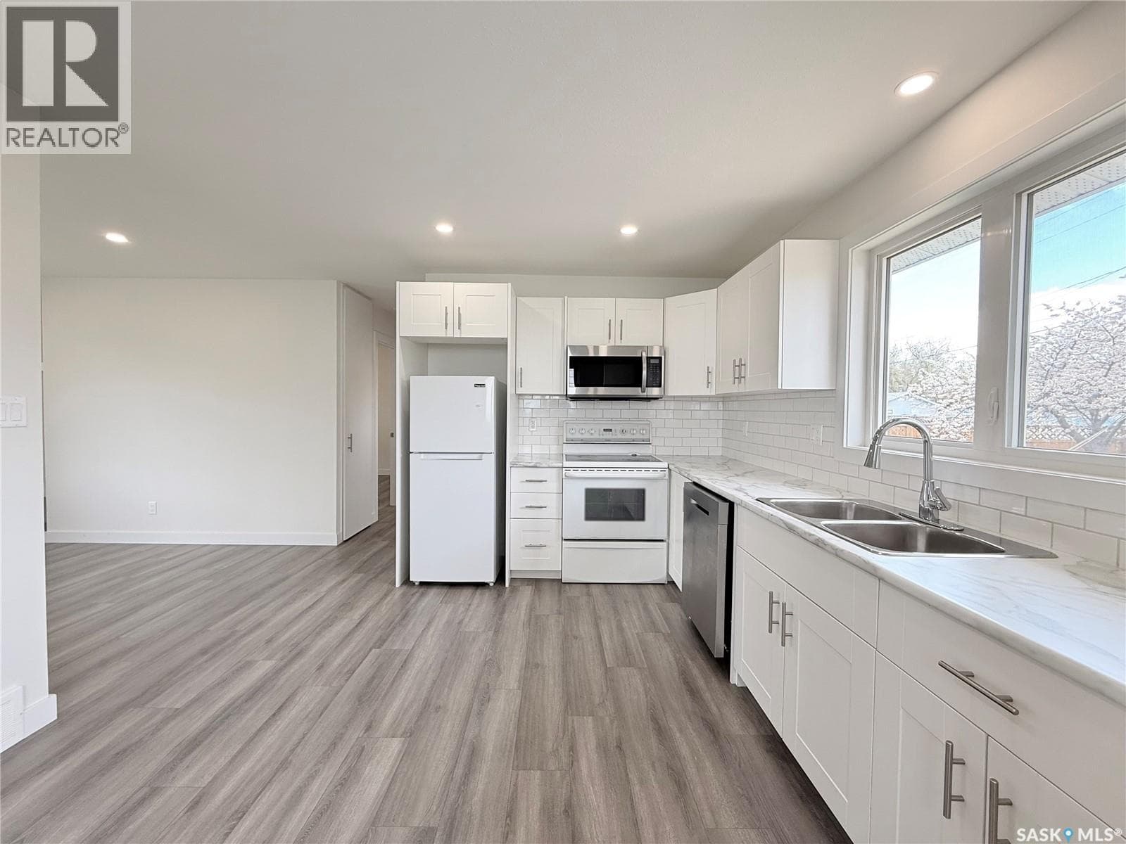 318 McTavish STREET — photo 2