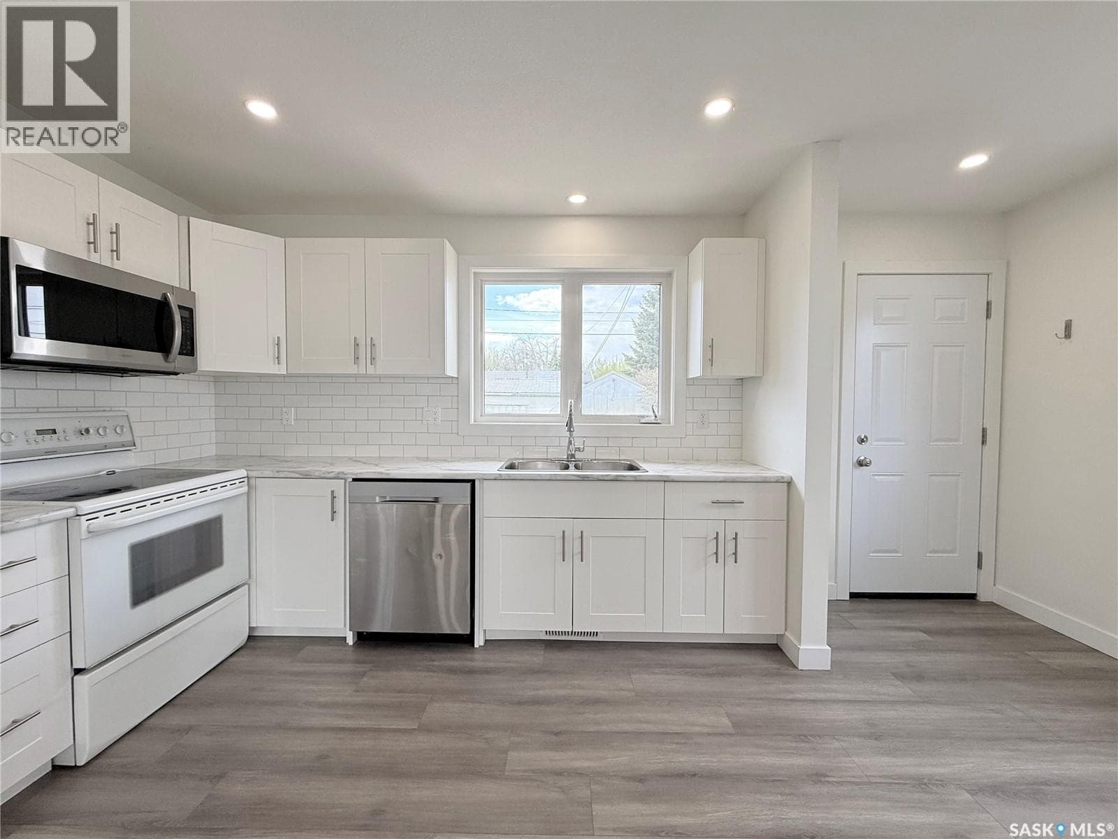 318 McTavish STREET — photo 4