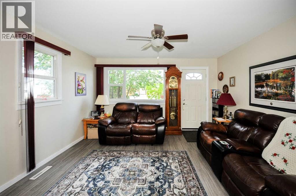 5223 46 Street — photo 3