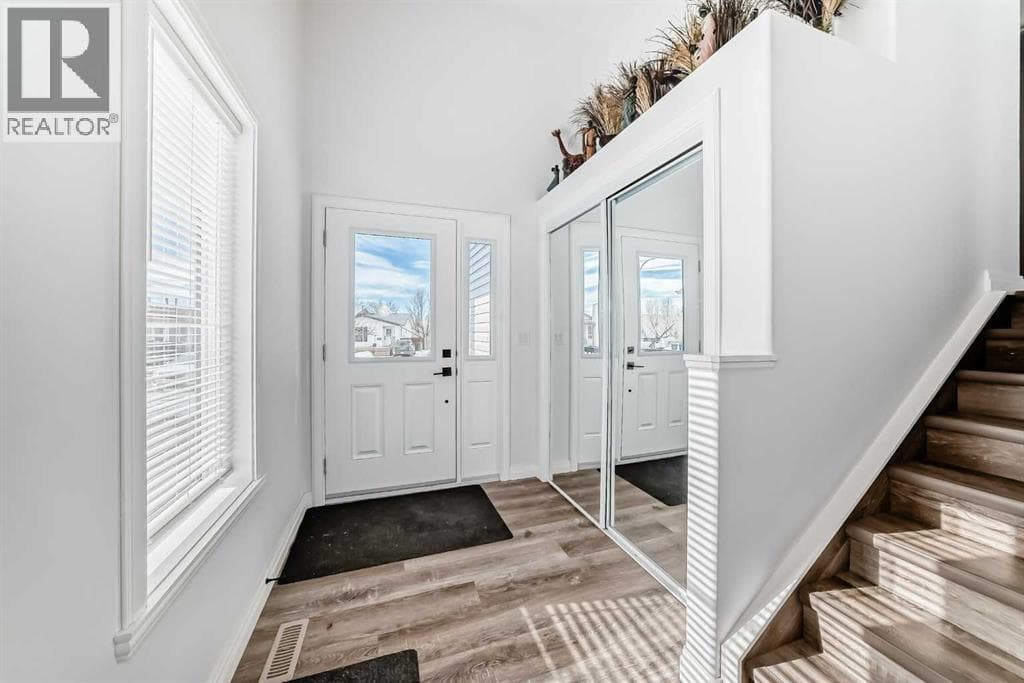 5032 59 Street — photo 2
