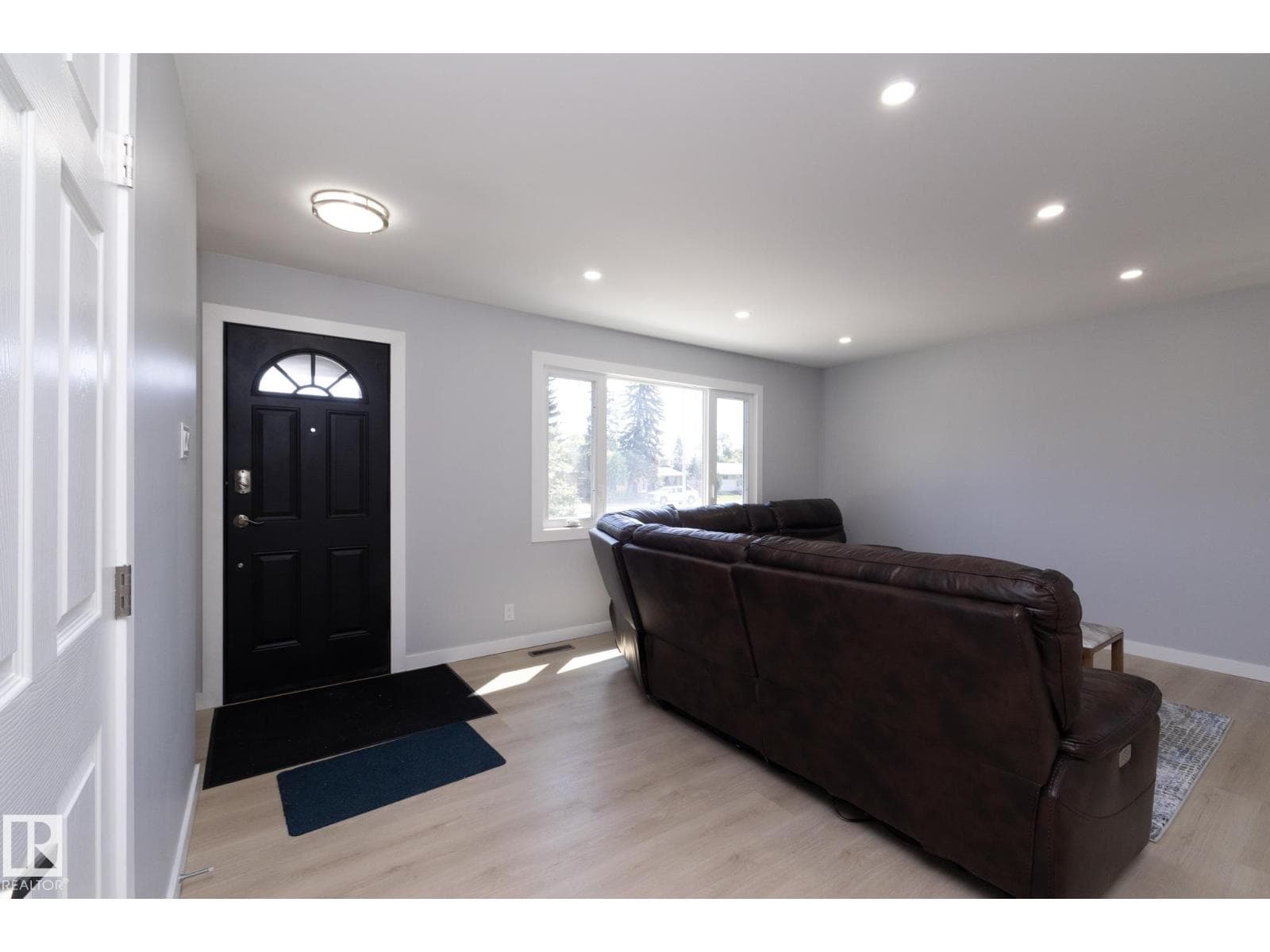 8008 159 ST NW — photo 3