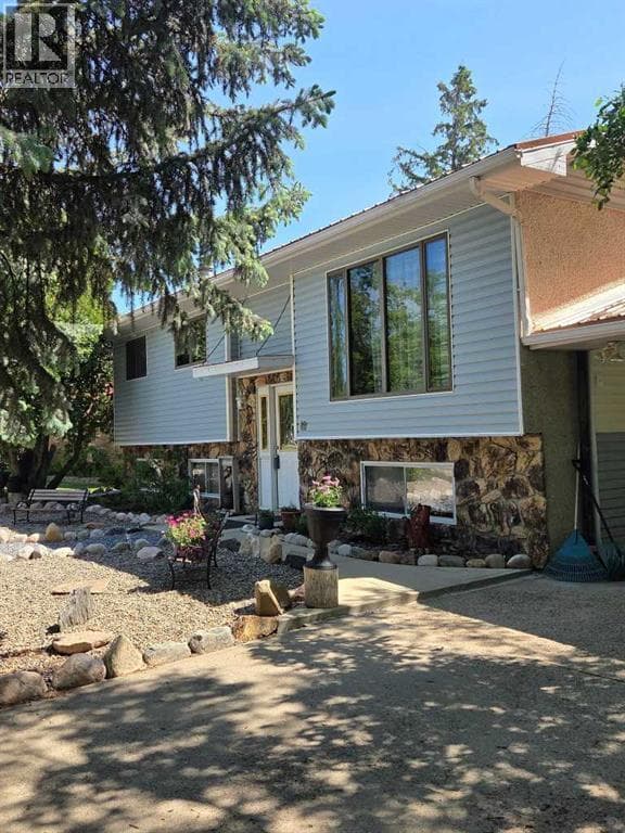 40 Charlesworth Crescent E — photo 2