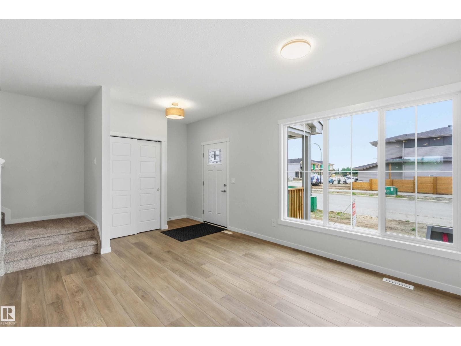 1088 MCLEOD AV — photo 2