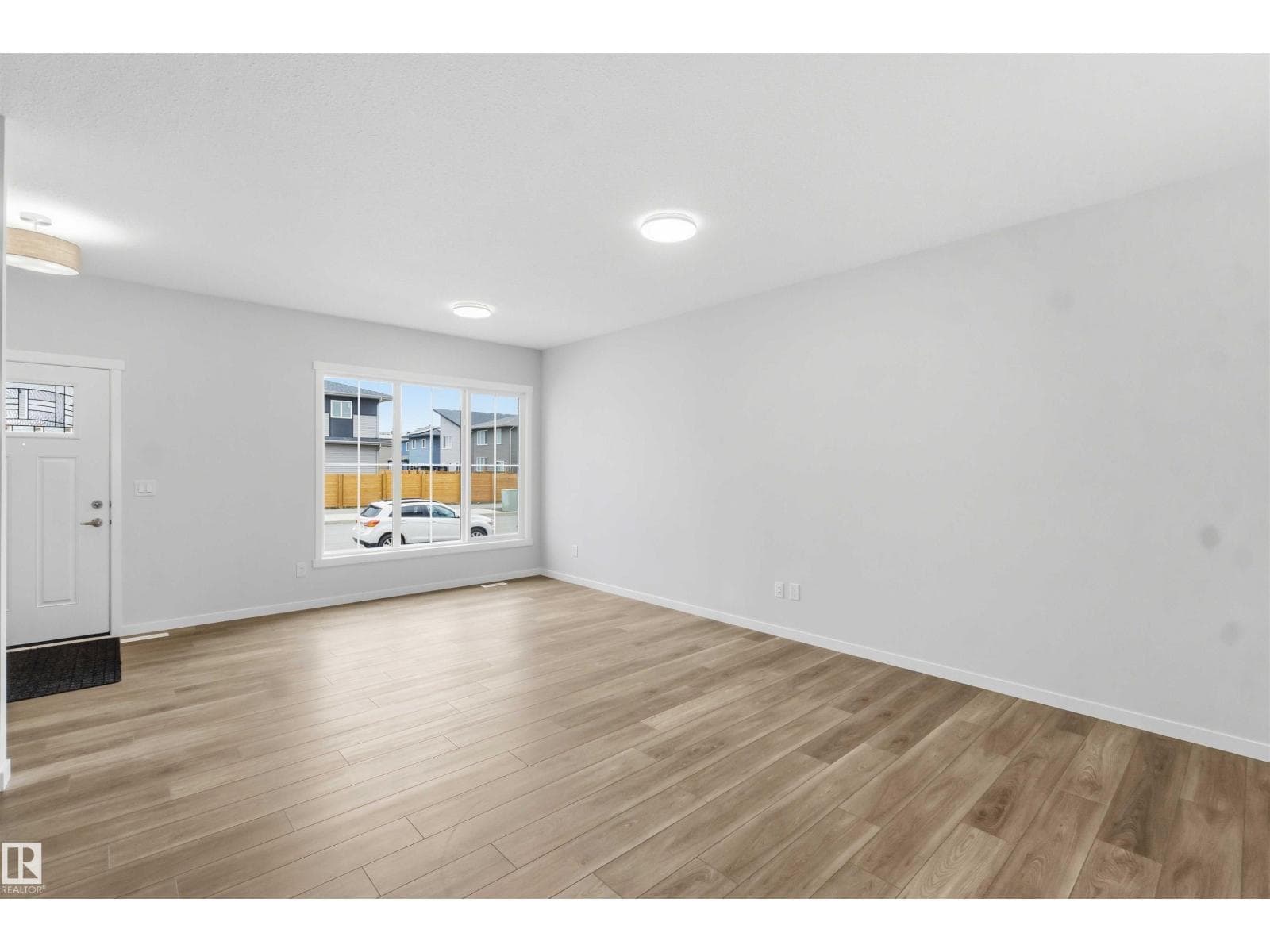 1088 MCLEOD AV — photo 5
