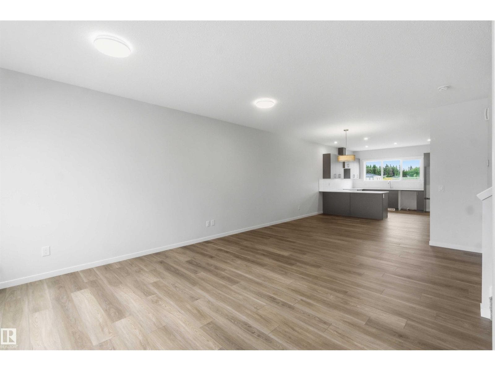 1088 MCLEOD AV — photo 4