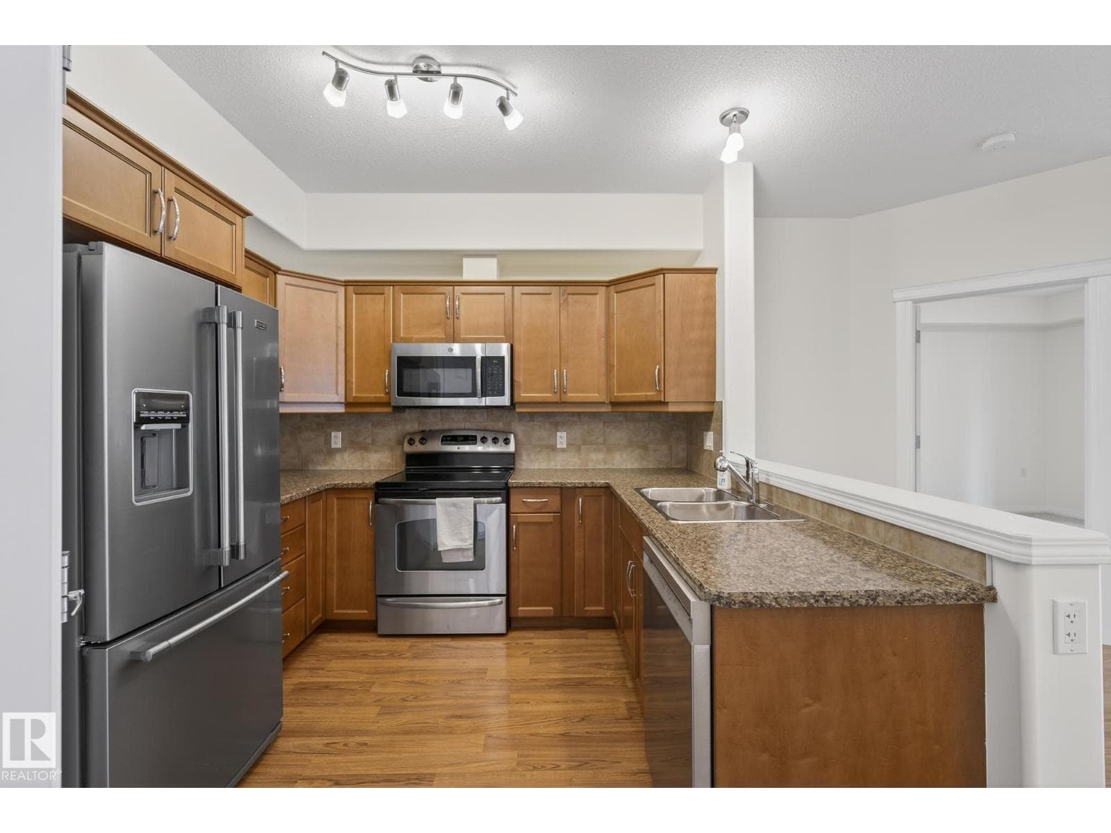 #323 45 INGLEWOOD DR — photo 5