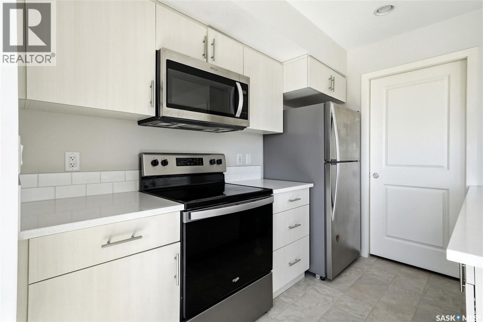 406B 3363 Green Poppy STREET — photo 3