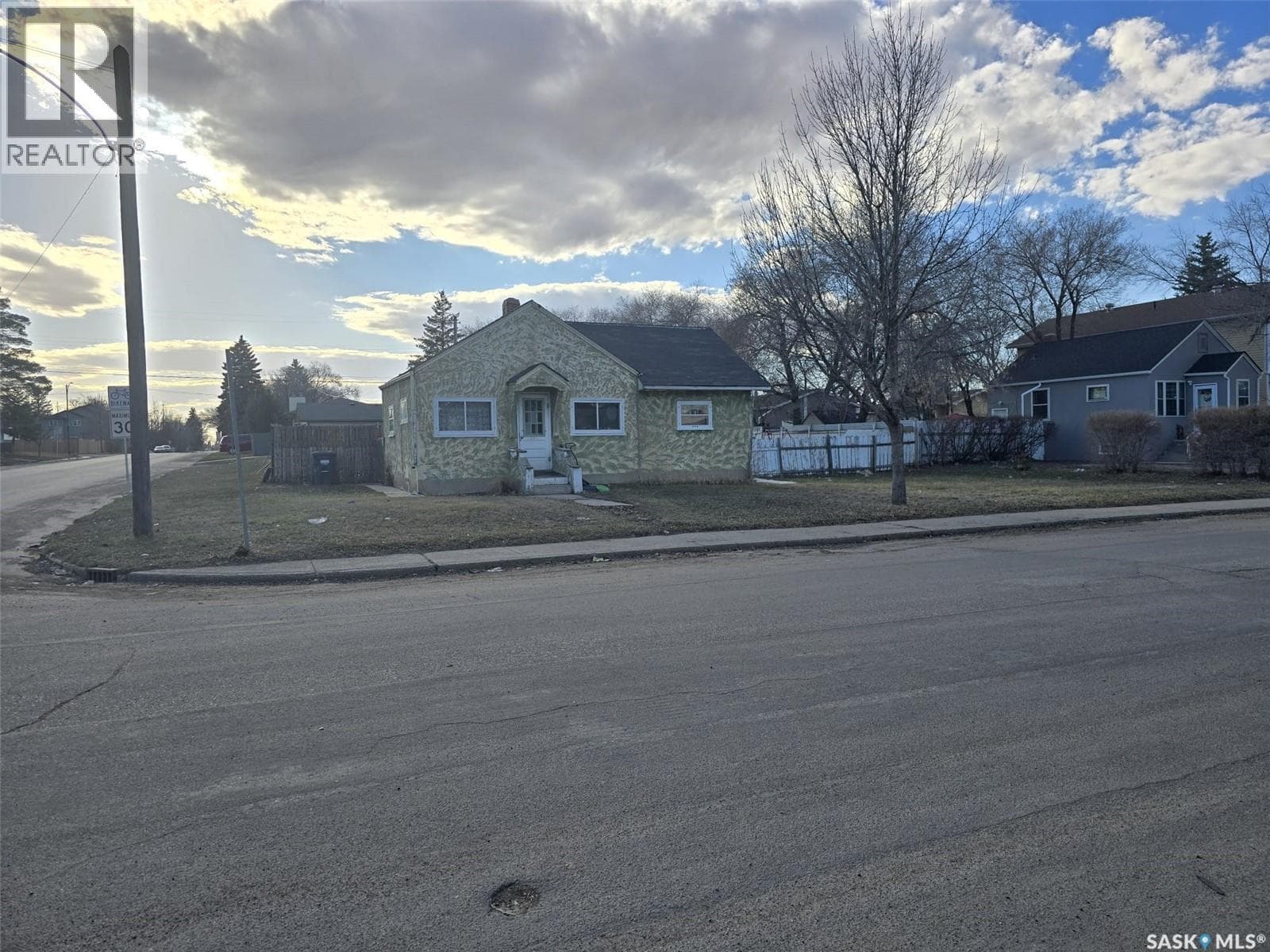 201 R AVENUE N