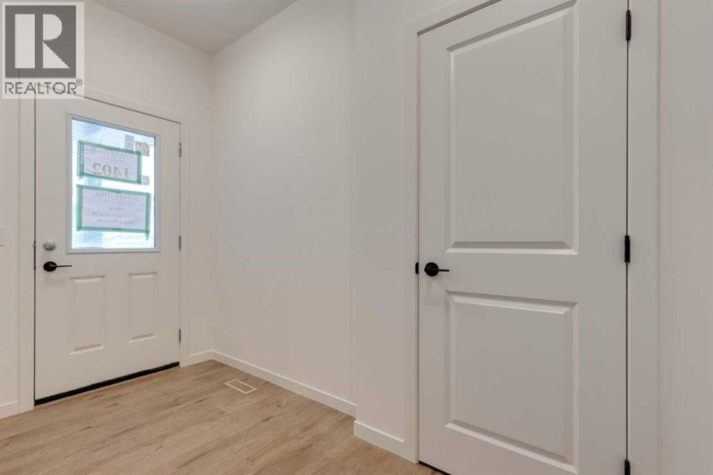 1402 Bayview Crescent SW — photo 4