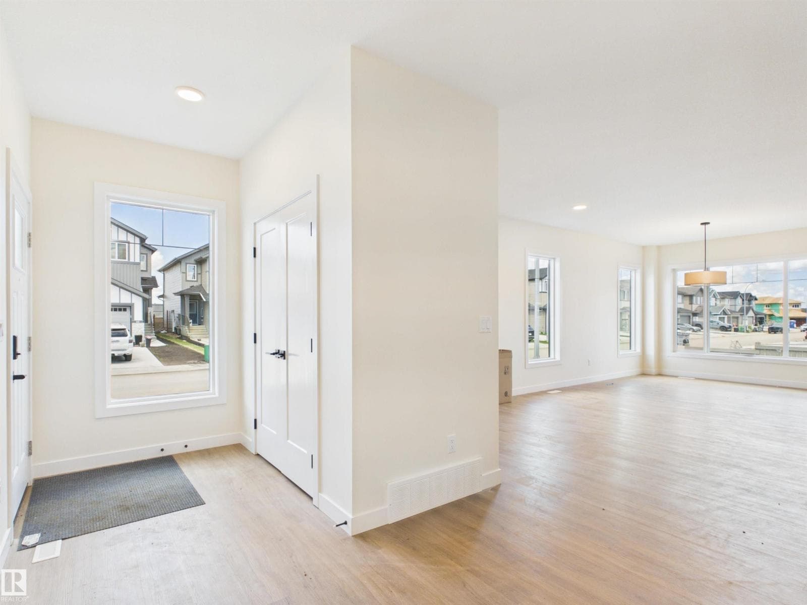 194 CALEDON CR — photo 2