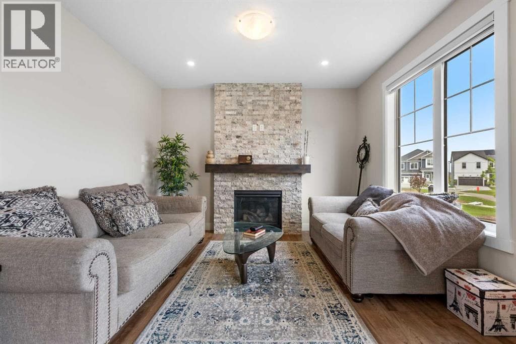 629 Southwinds Close SW — photo 3