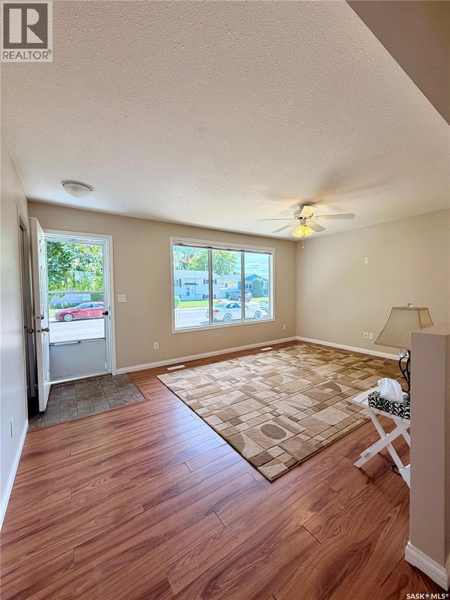 214 Fisher CRESCENT — photo 3