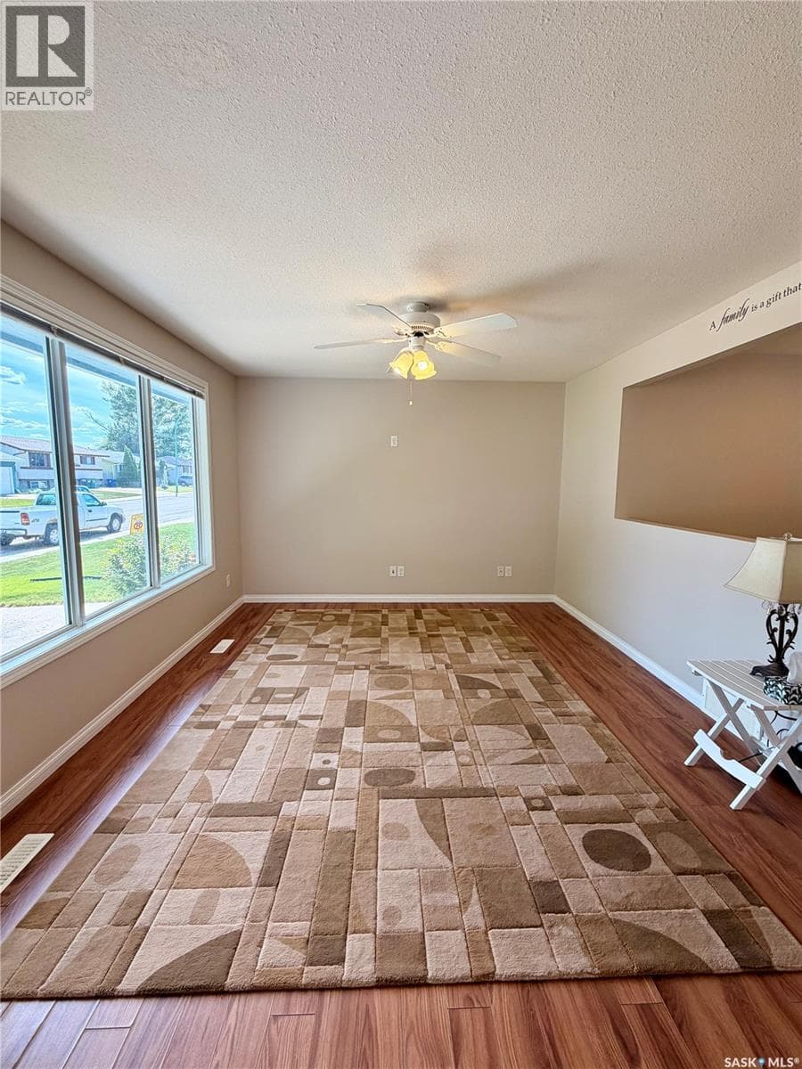 214 Fisher CRESCENT — photo 4