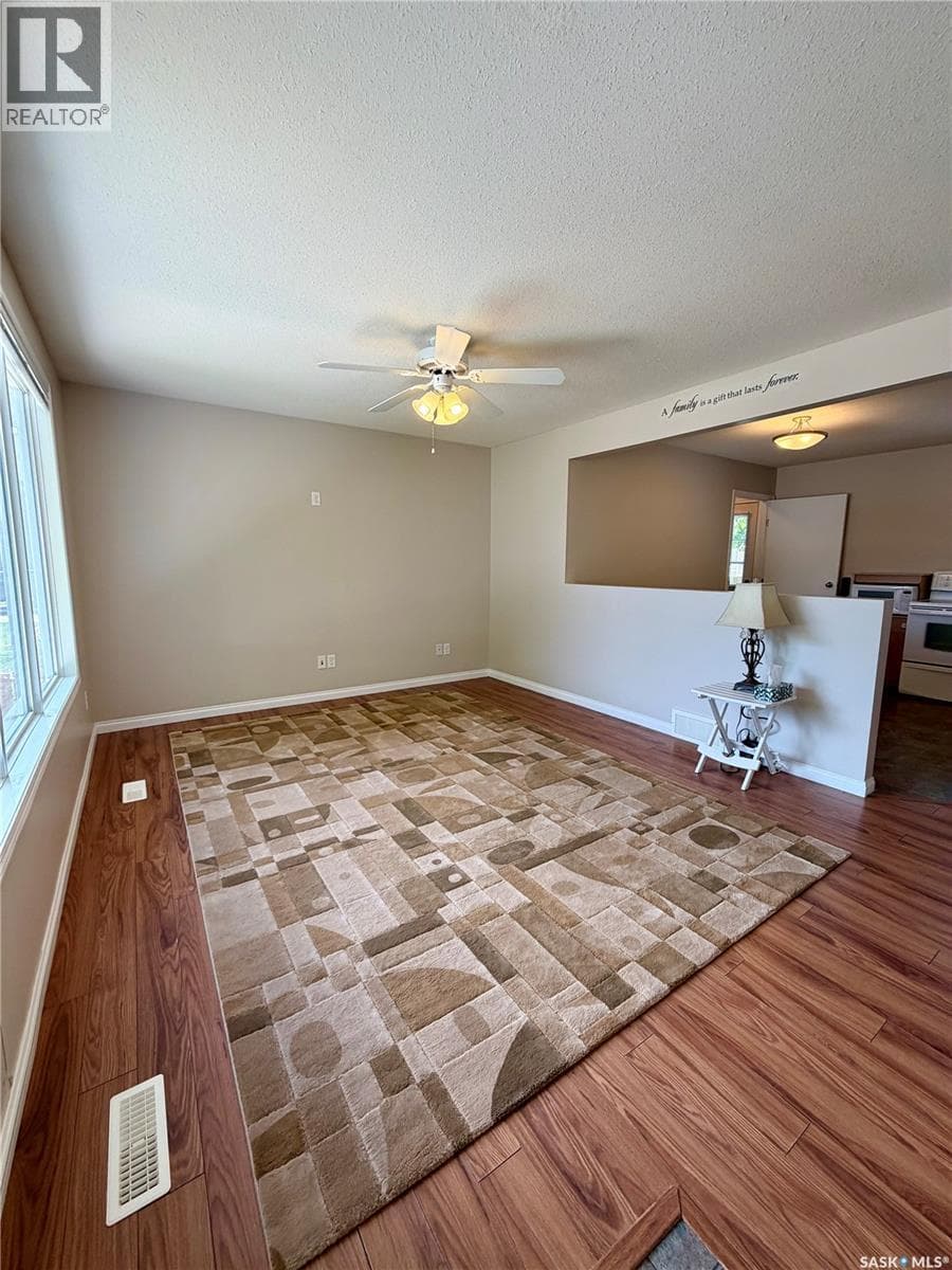 214 Fisher CRESCENT — photo 5