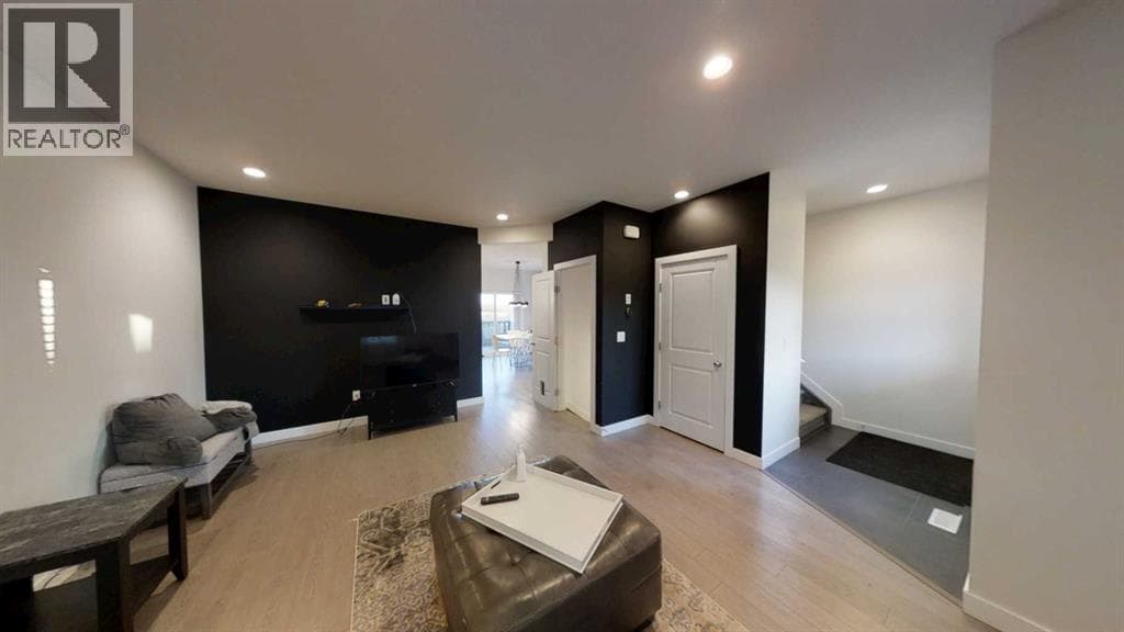 8758 72 Avenue — photo 2