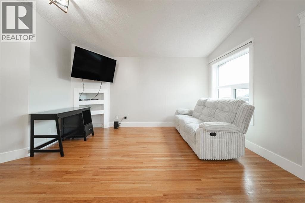 280 Diefenbaker Drive — photo 3