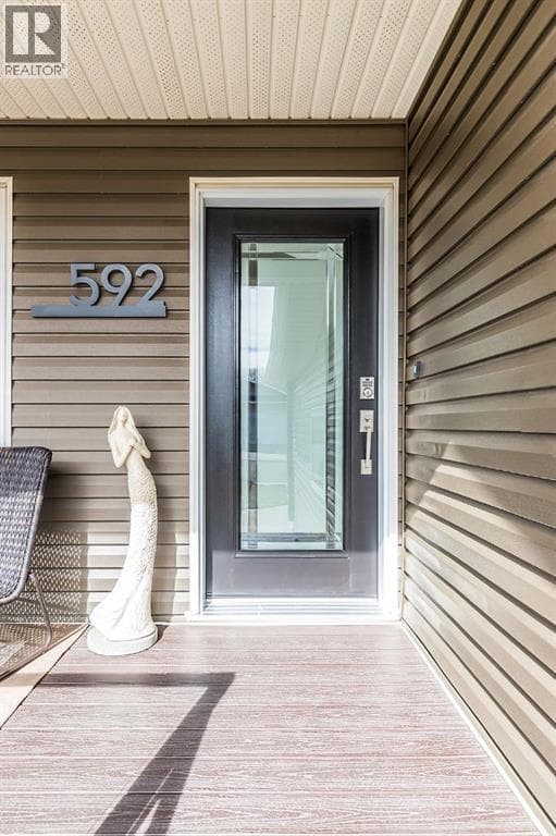 592 Hemingway Crescent NE — photo 2