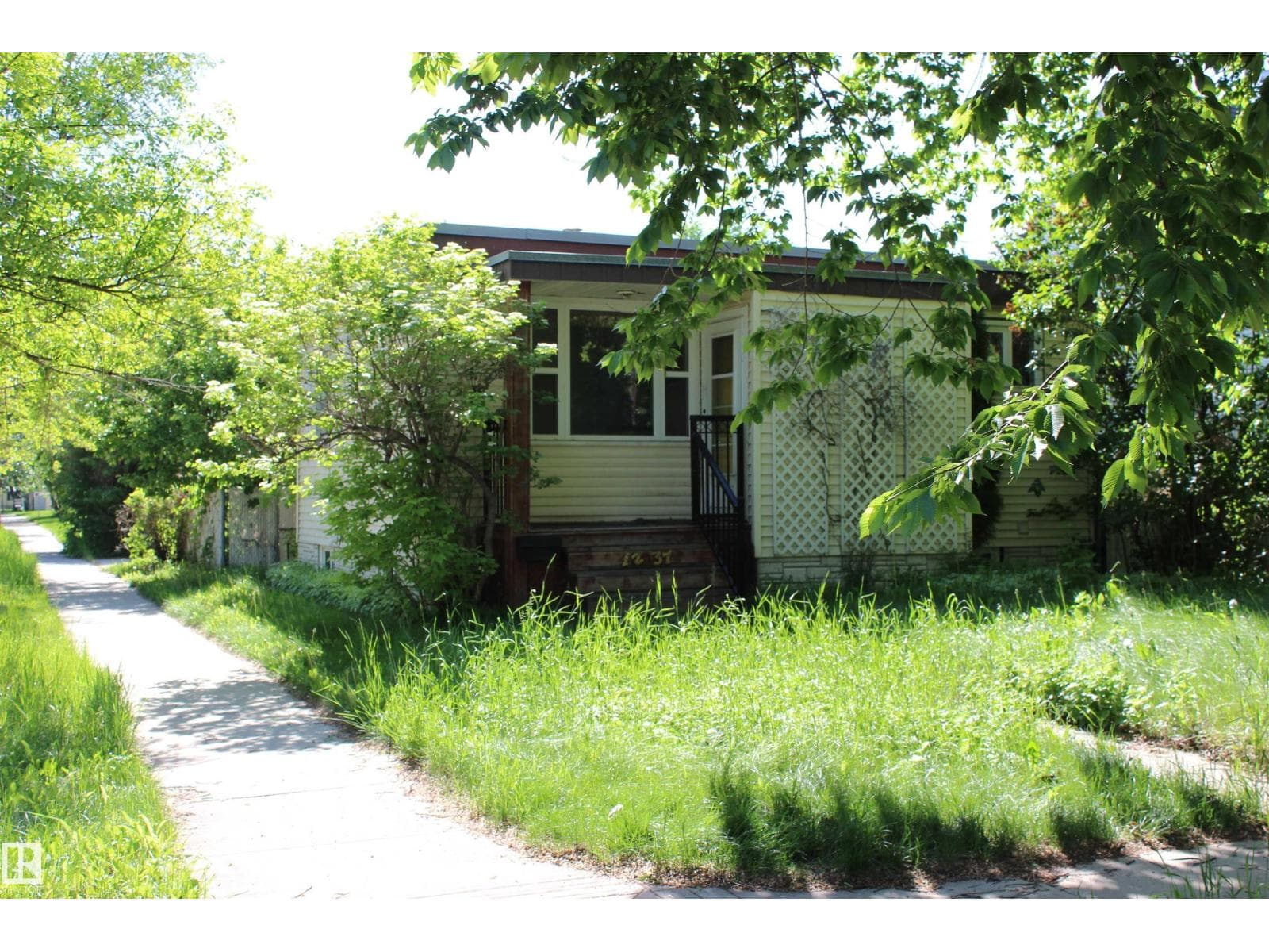 12037 62 ST NW