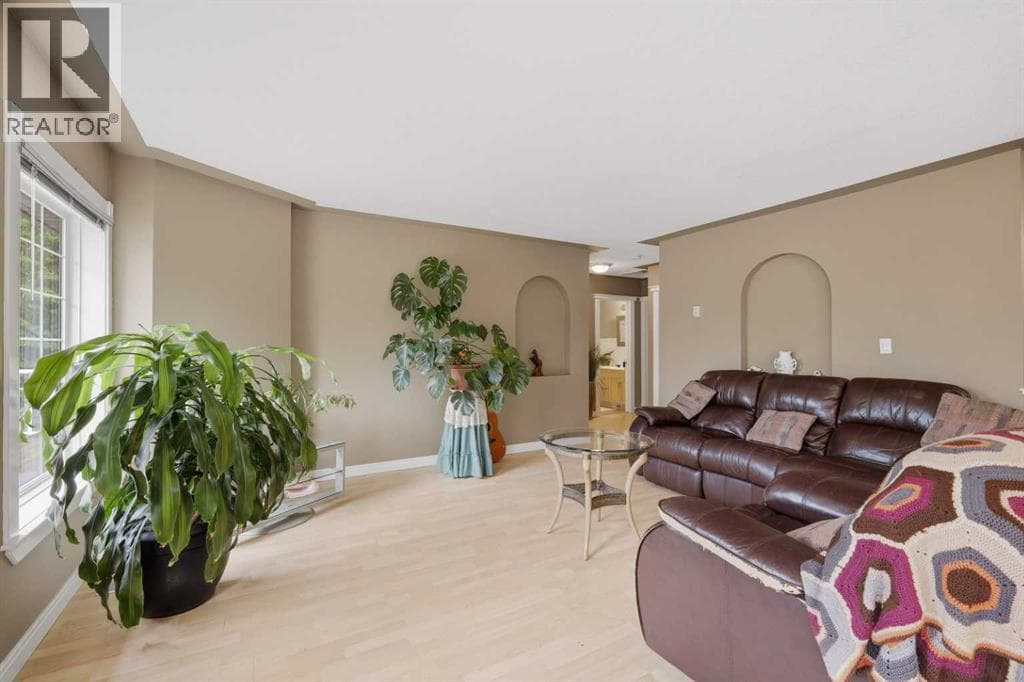 37 Parkland Crescent — photo 4
