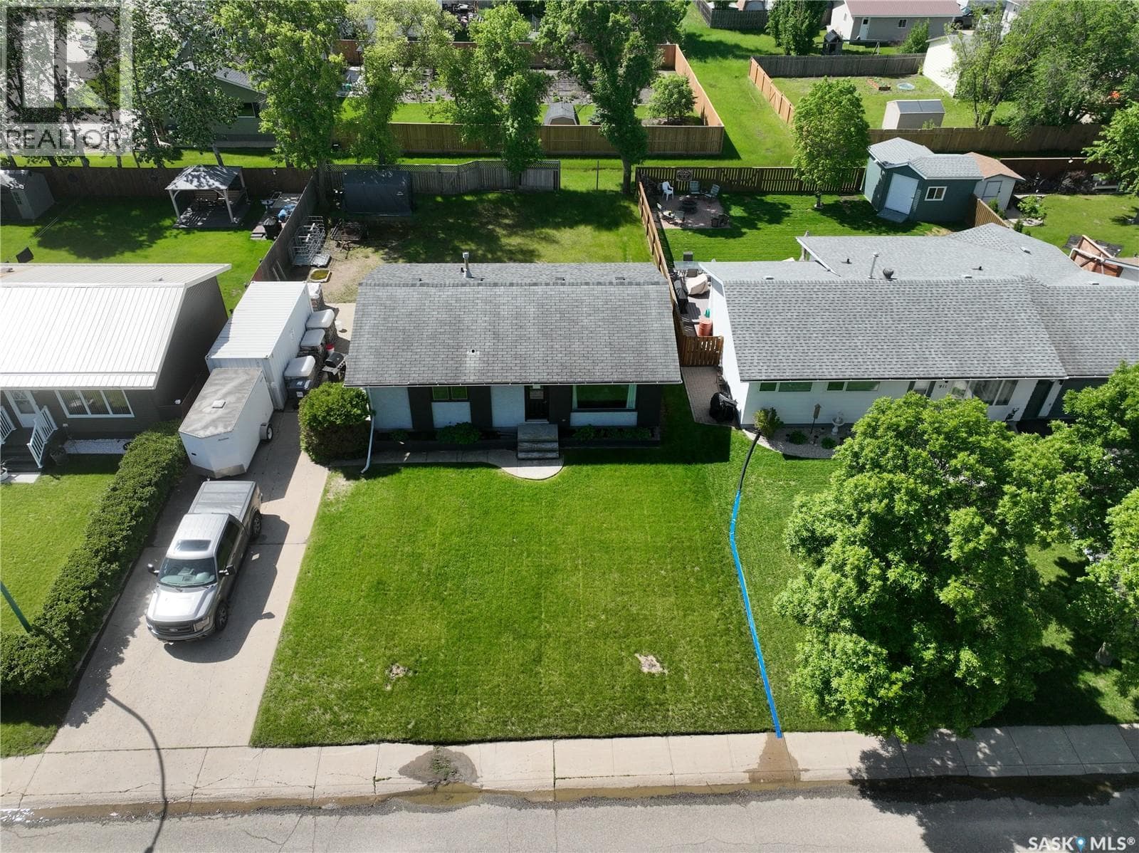 915 Maple DRIVE — photo 2