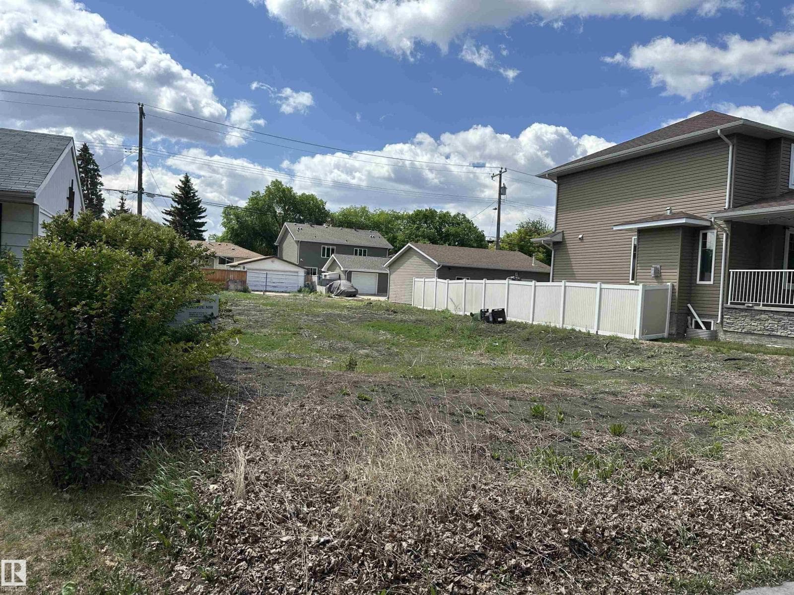8527 77 AV NW — photo 2