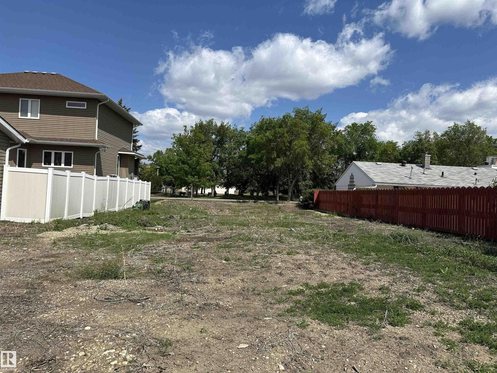 8527 77 AV NW — photo 3