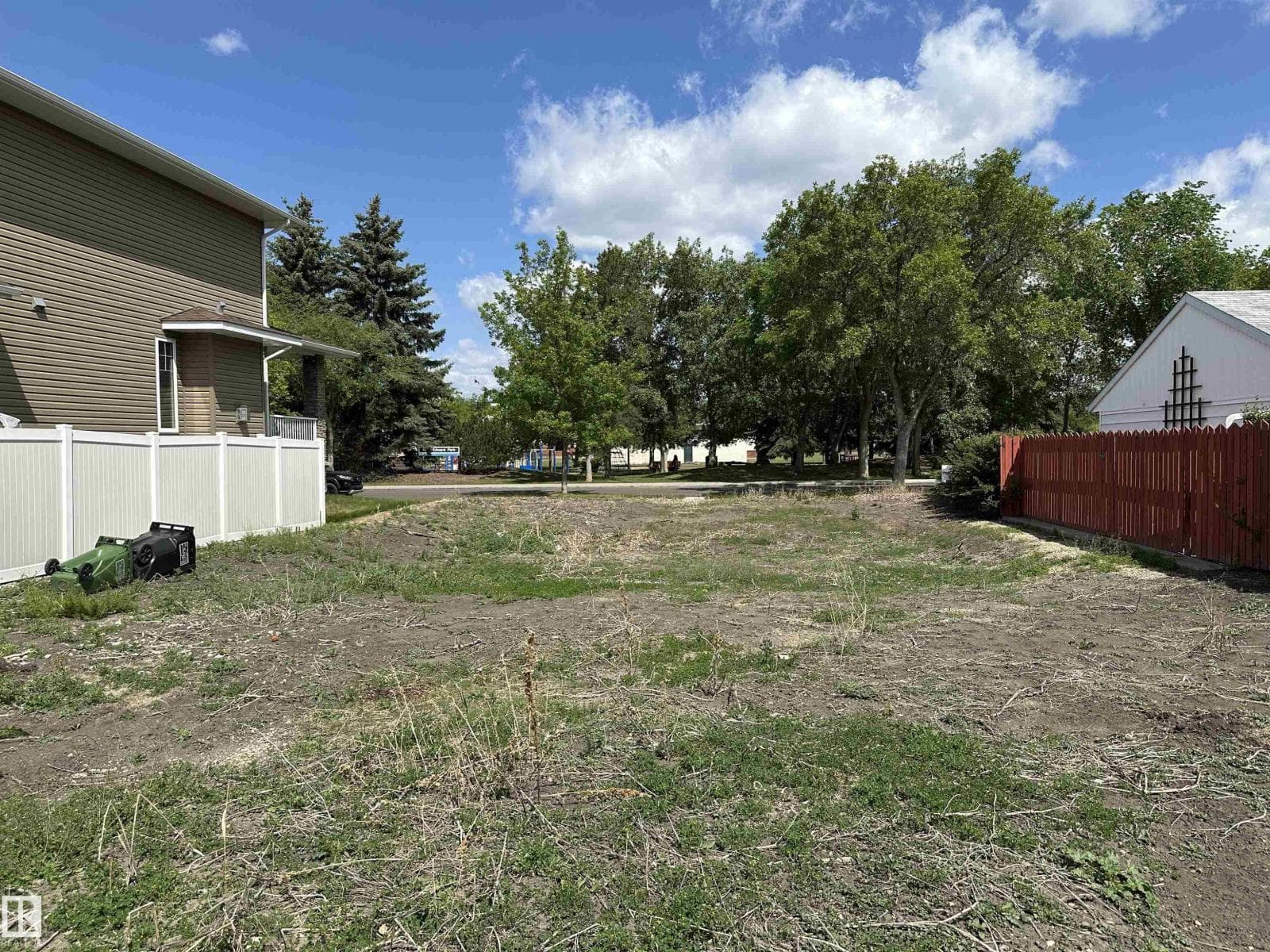 8527 77 AV NW — photo 4