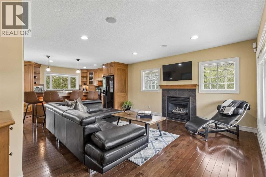 2404 29 Avenue SW — photo 4