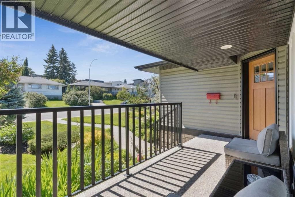 2404 29 Avenue SW — photo 3