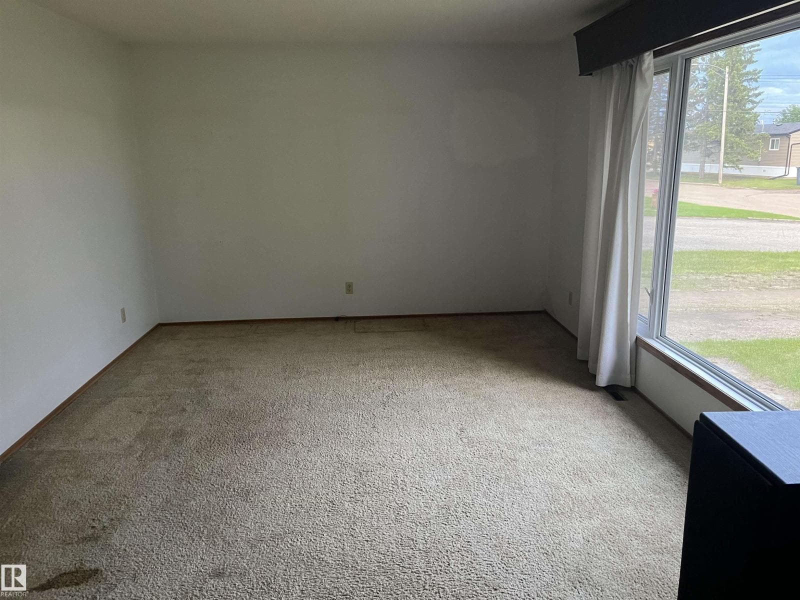 5012 58 AV — photo 3