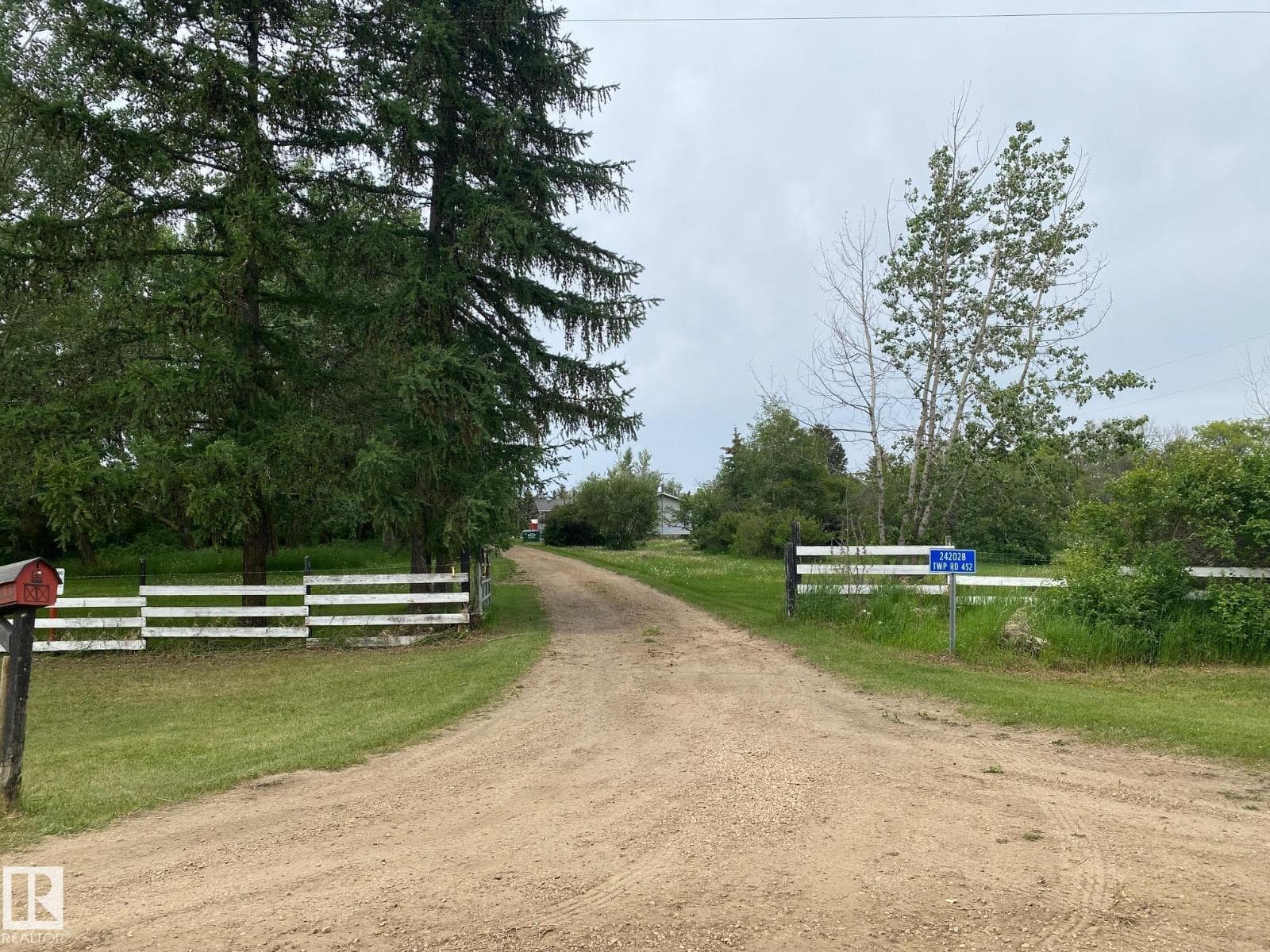 242028 TWP ROAD 452 — photo 3