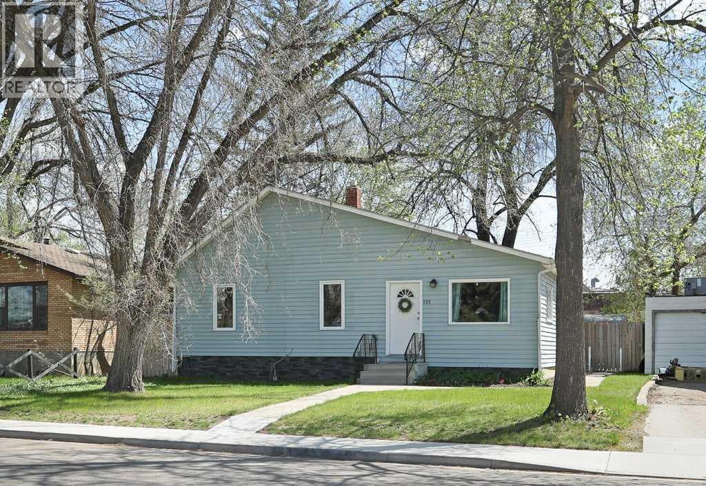 320 3 Street W