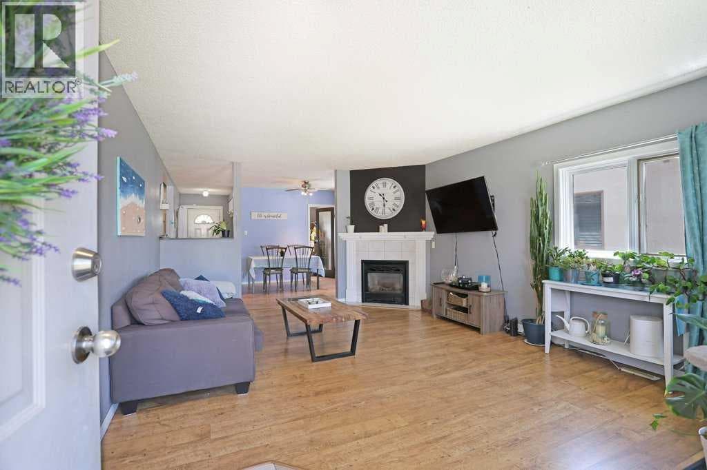 320 3 Street W — photo 3