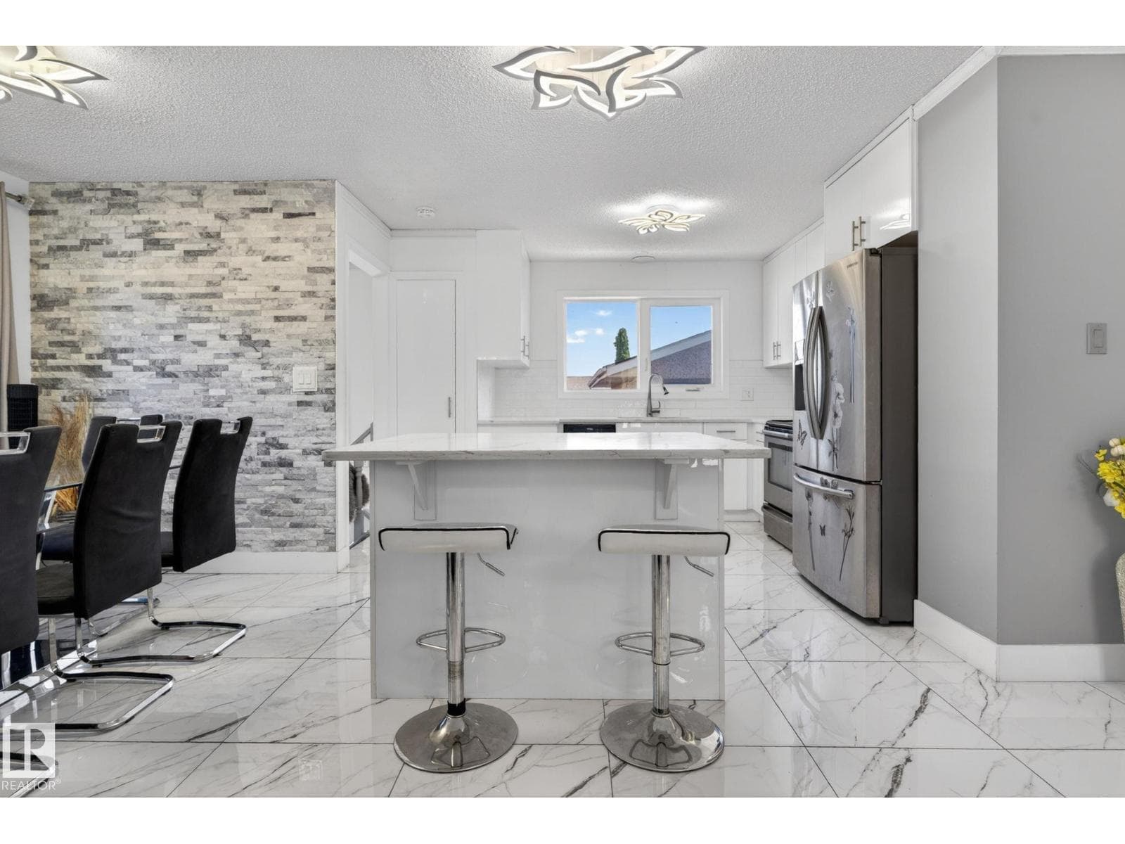 8835 152B AV NW — photo 5