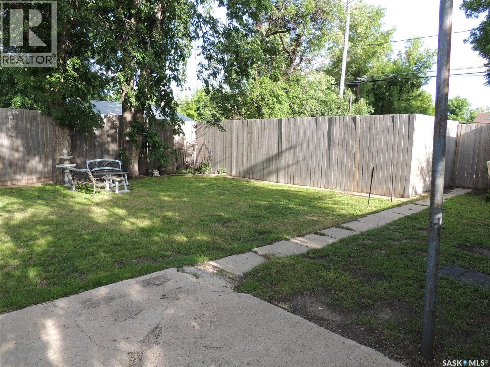 826 Albert STREET — photo 2