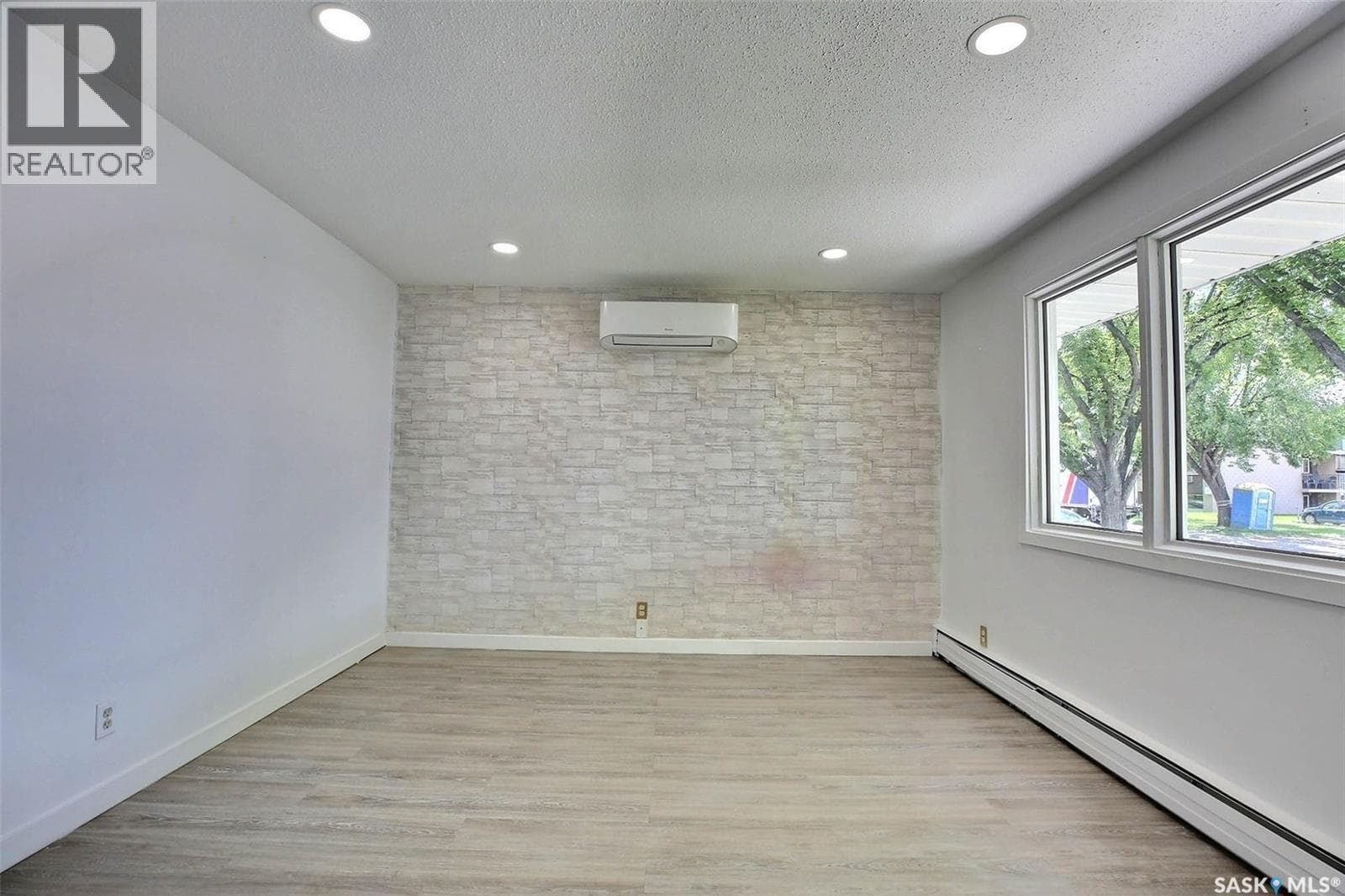 243 Smith STREET N — photo 3