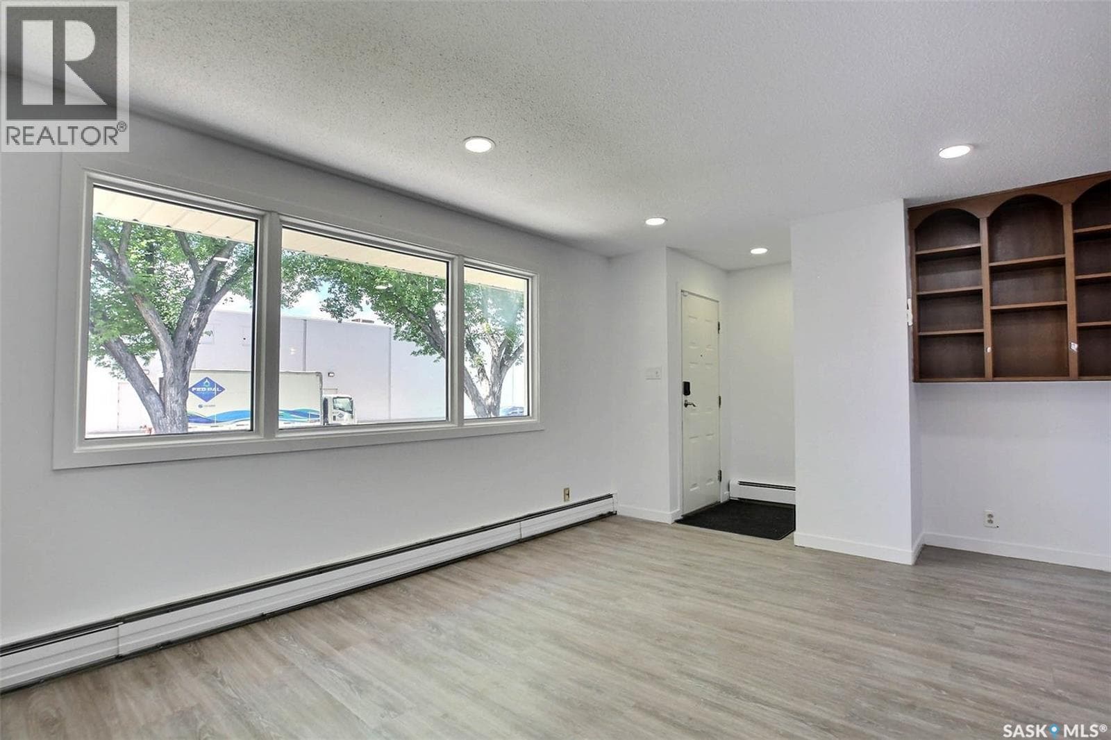 243 Smith STREET N — photo 4