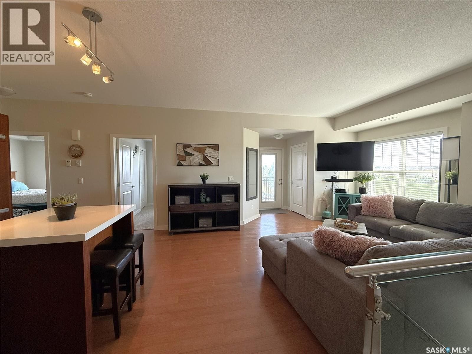 2304 1015 Patrick CRESCENT — photo 3