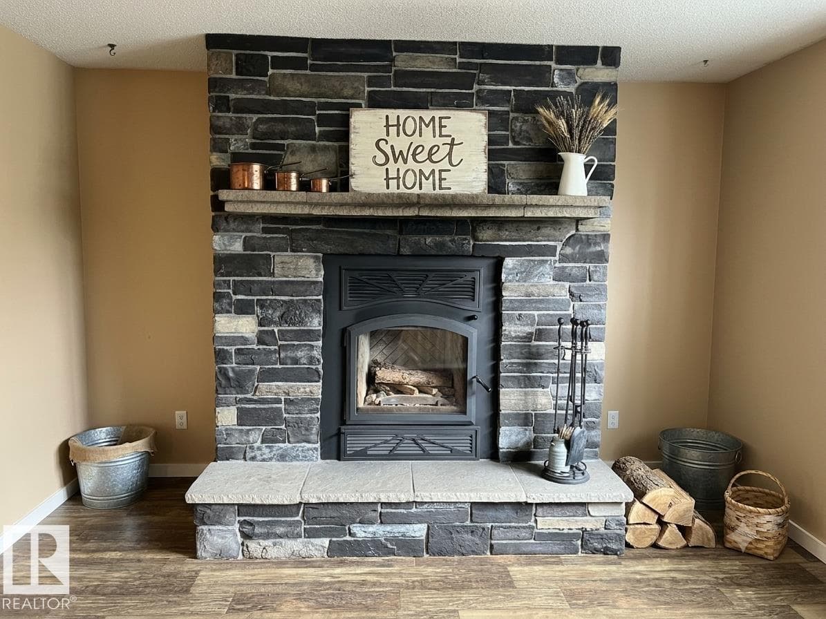 4712 49 AV — photo 2