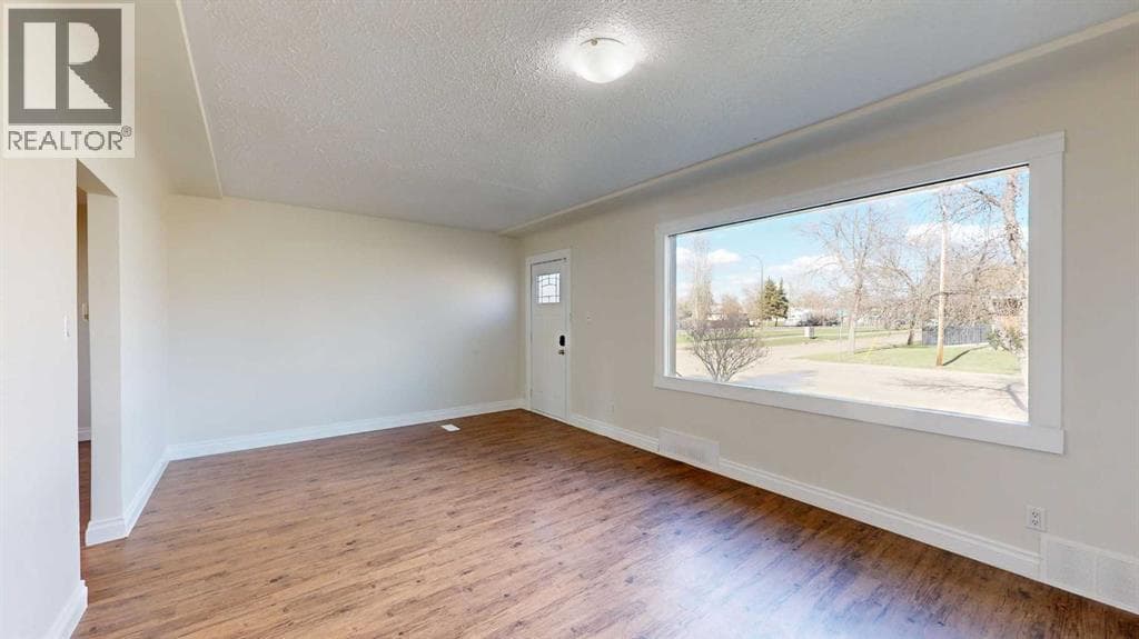 4612 53 Street — photo 2