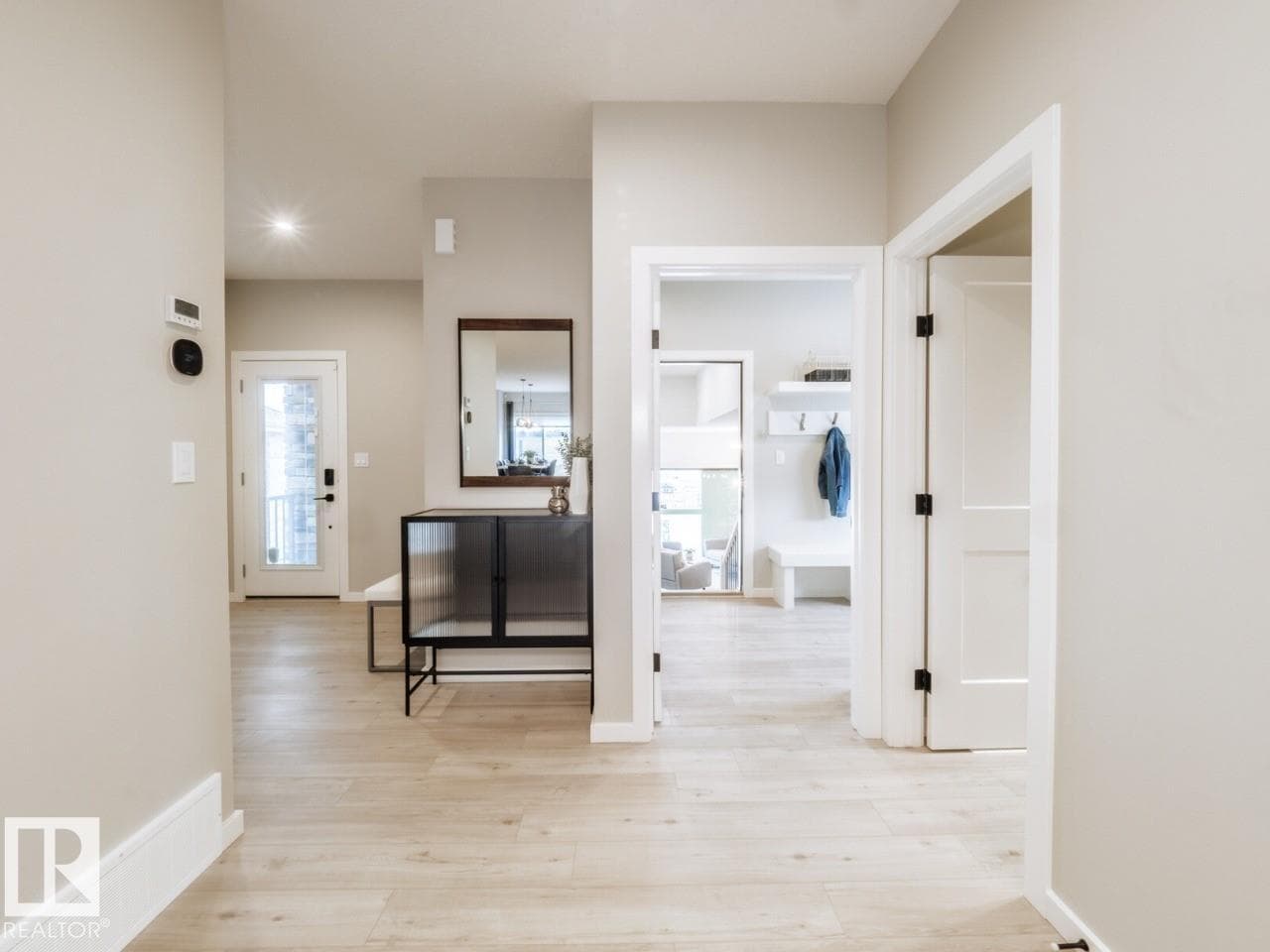 2720 6 AV SW — photo 2