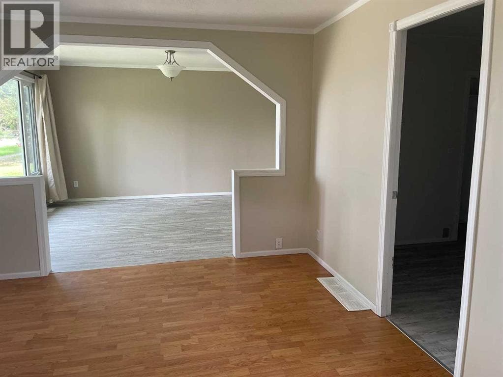 4705 53 Avenue — photo 3