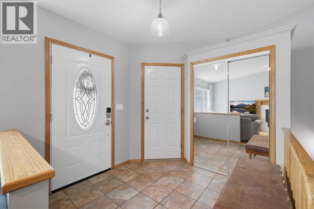 126 Logan Close — photo 2