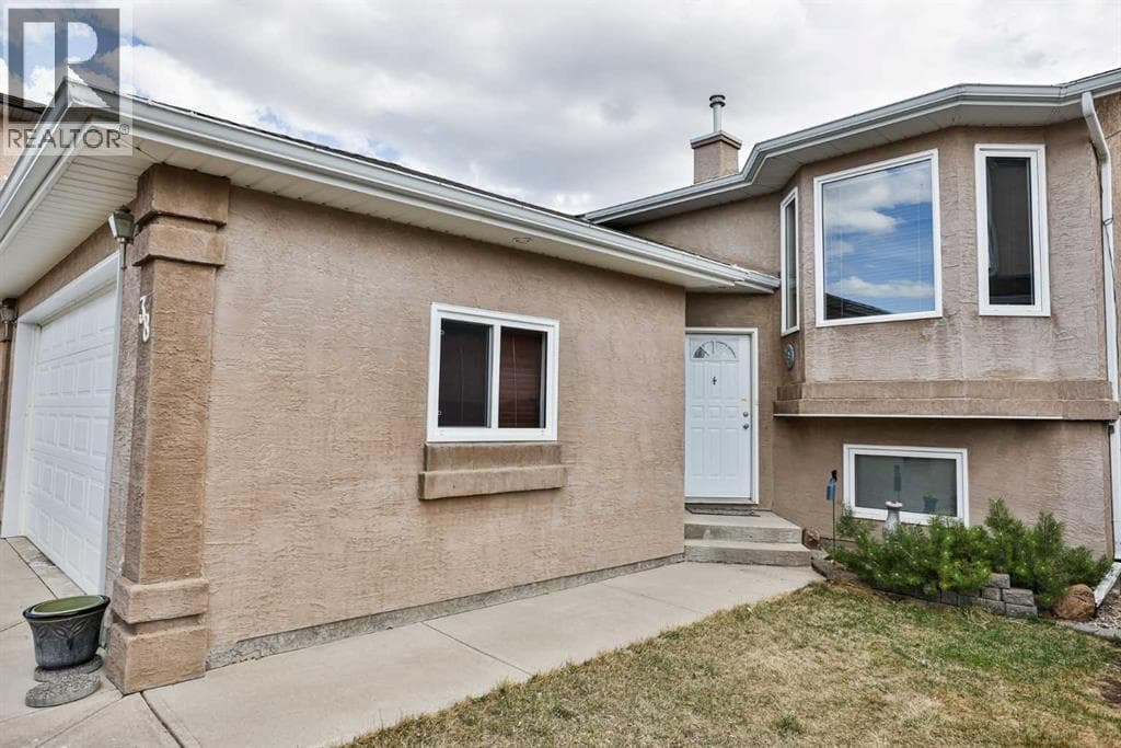 38 St James Crescent N — photo 2