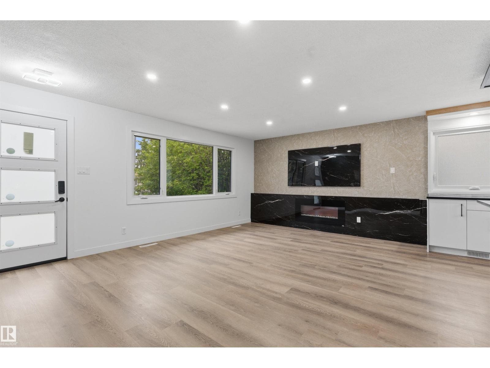 8328 165 ST NW — photo 3