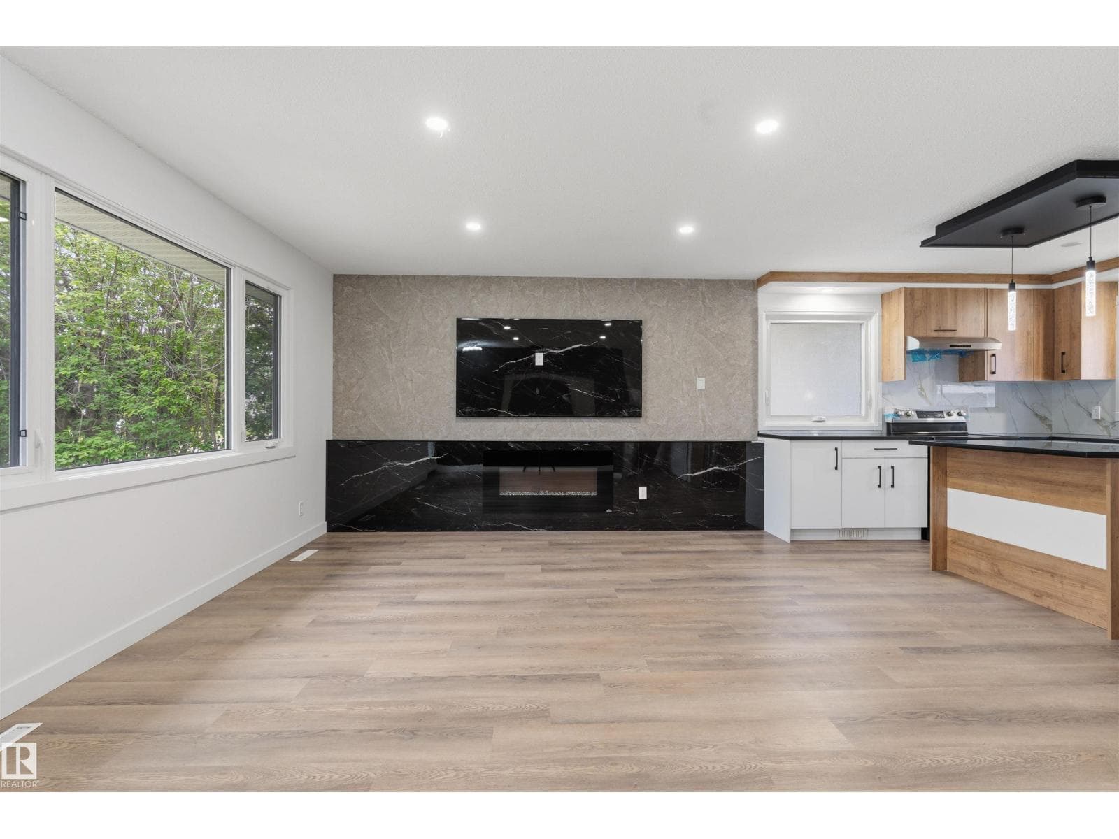 8328 165 ST NW — photo 4