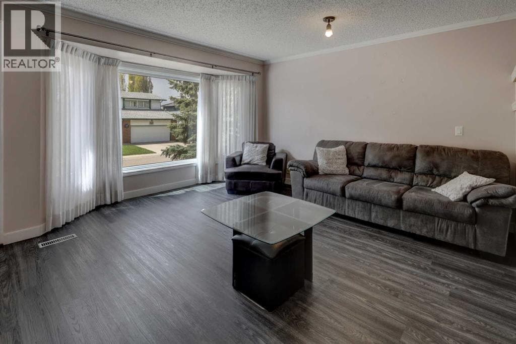 36 Hawksley Crescent NW — photo 4