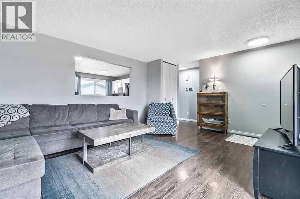 399 Maitland Crescent NE — photo 5
