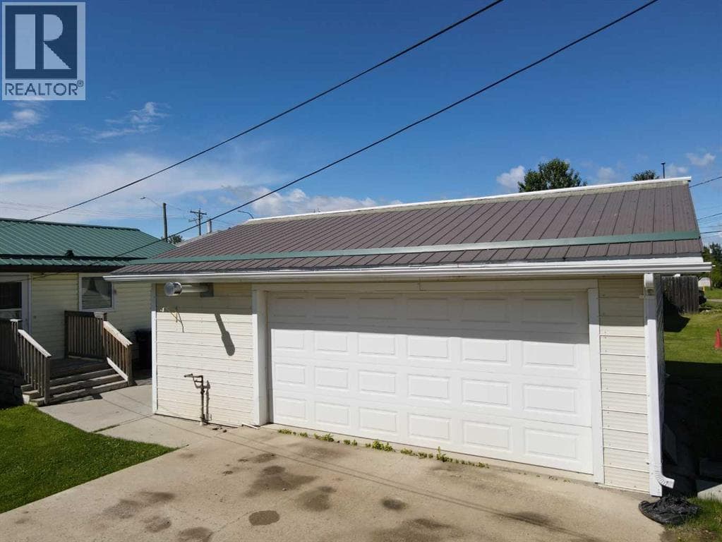 5114 47 Avenue W — photo 2