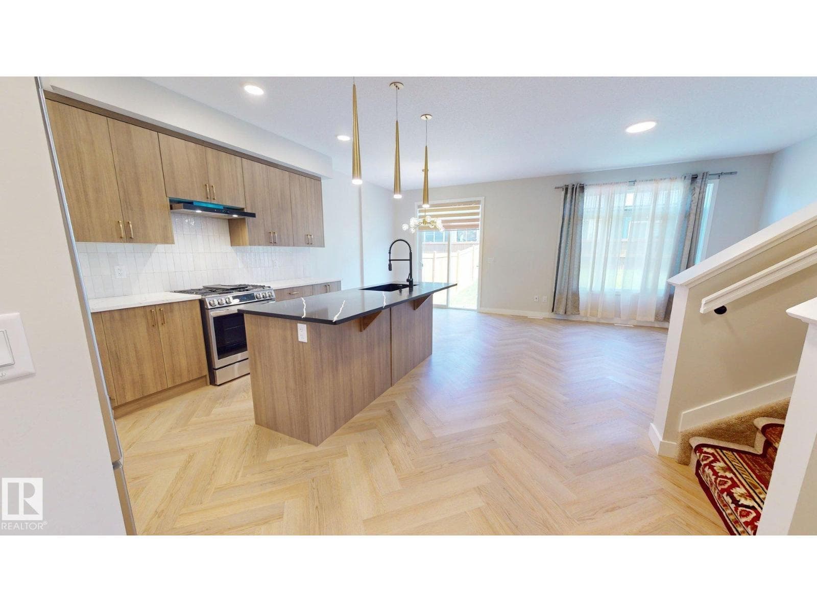 6404 27 AV SW — photo 2